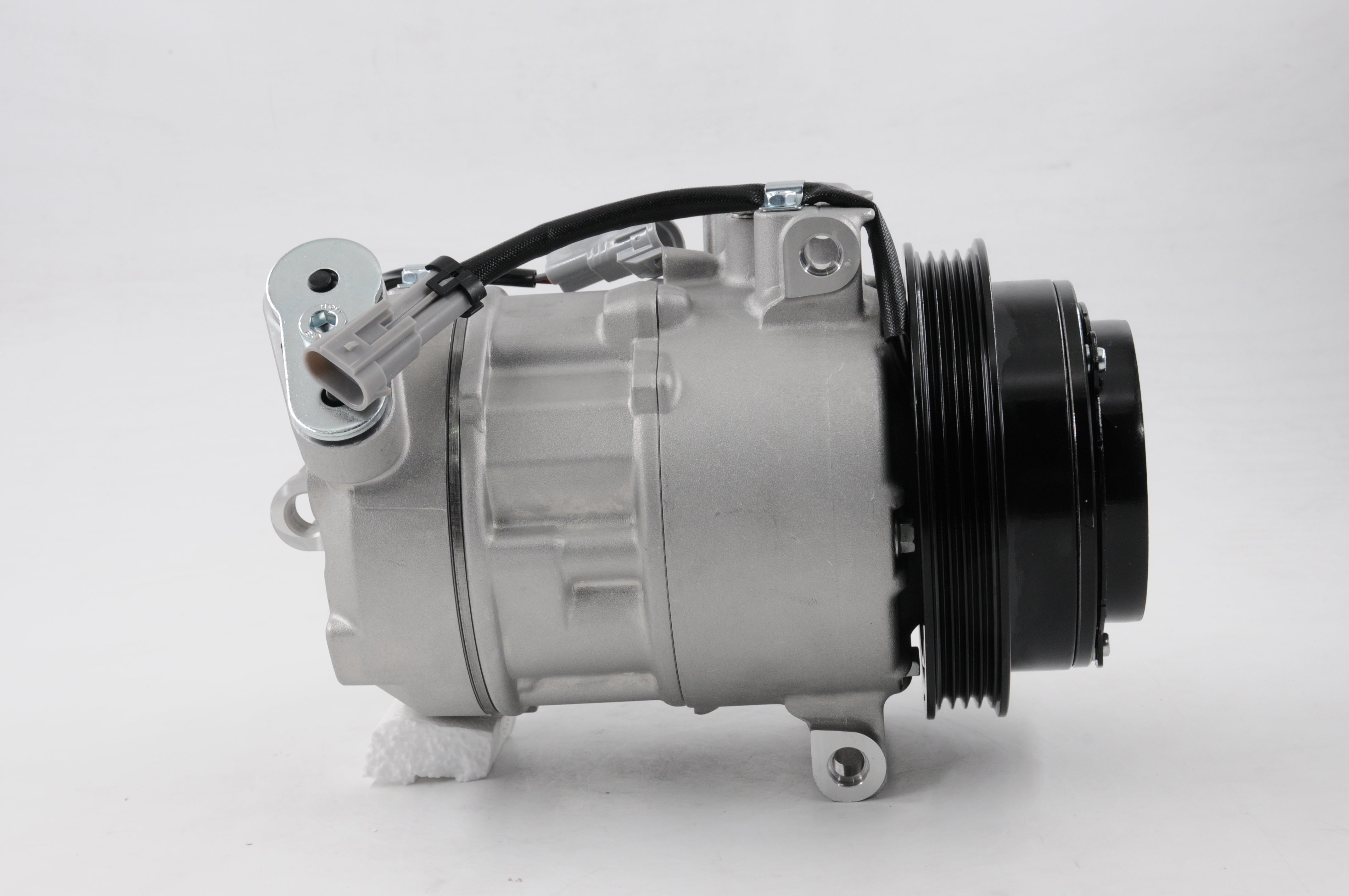AC Compressor for HOLDEN (CO.81.017)