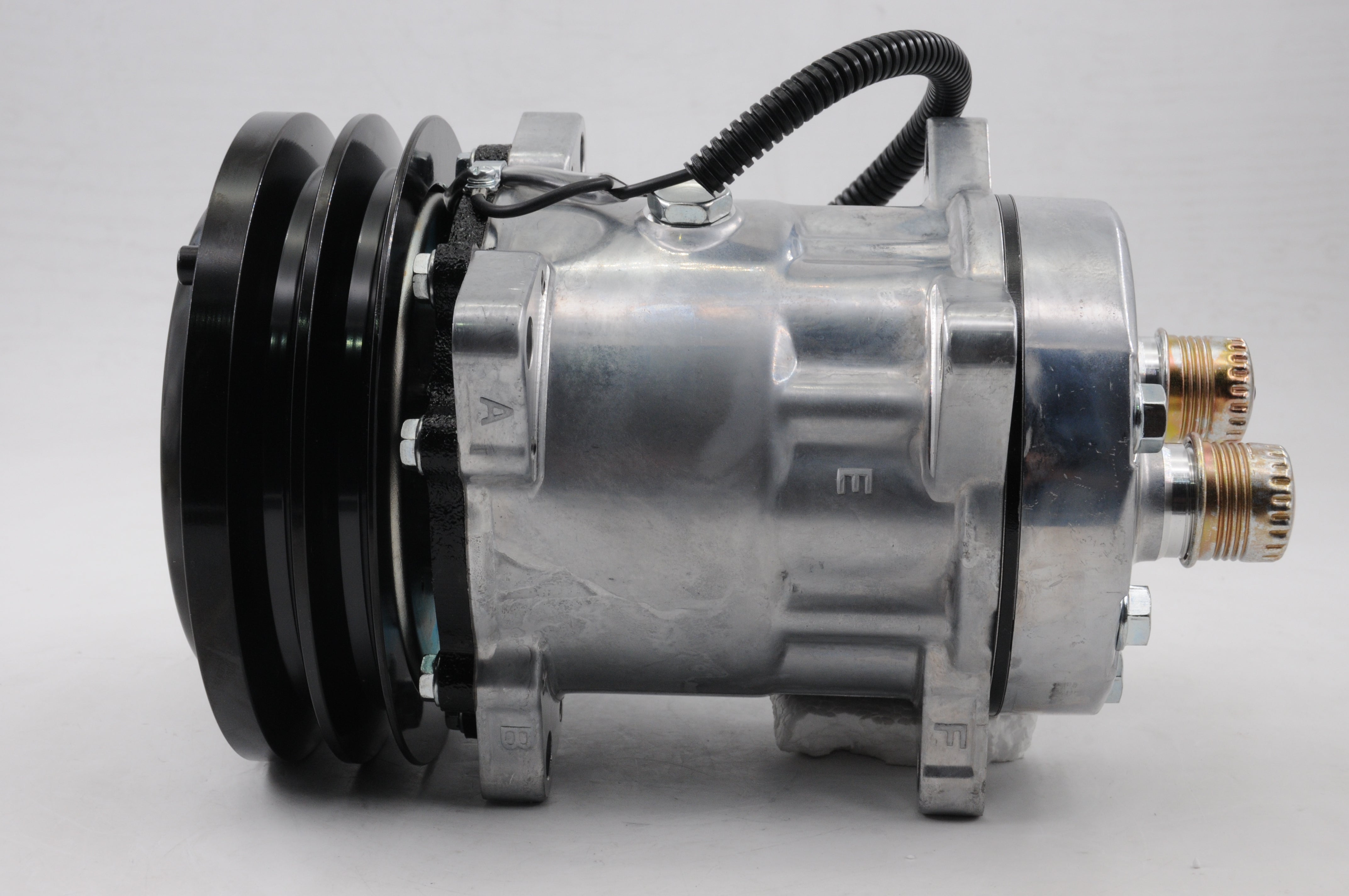 AC Compressor for CASE & NEW HOLLAND (CO.905.002)